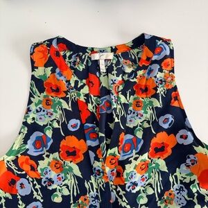 Joie 100% silk floral print sleeveless Vneck top. Size small